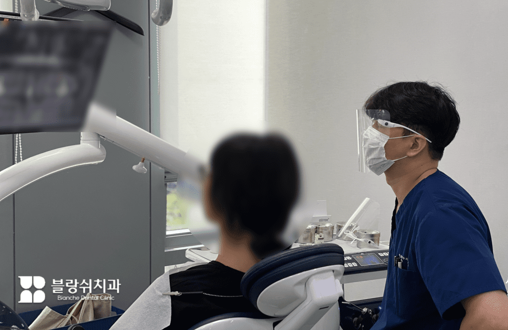 치과 진료실에서 치아미백 후 사후관리 상담을 진행하는 모습