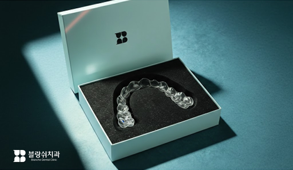 블랑쉬치과 고급 패키지 박스에 담긴 투명 인비절라인 교정 장치