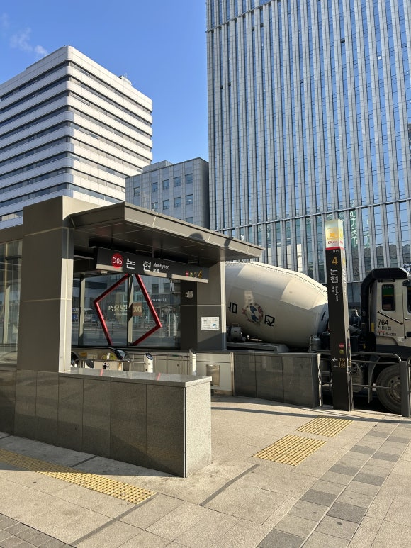 강남 논현역 4번출구에 위치한 블랑쉬치과

