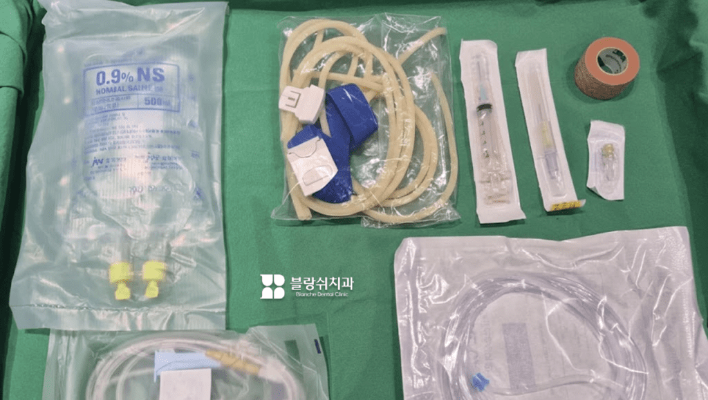 患者が快適な状態で診療を受けられるように準備された睡眠インプラント専用静脈鎮静法麻酔ツールと輸液セットで構成。