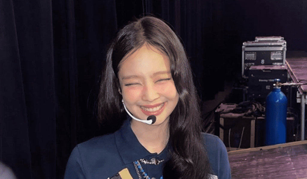 ラミネート施術後、自信を持って微笑むBLACKPINKジェニーの姿